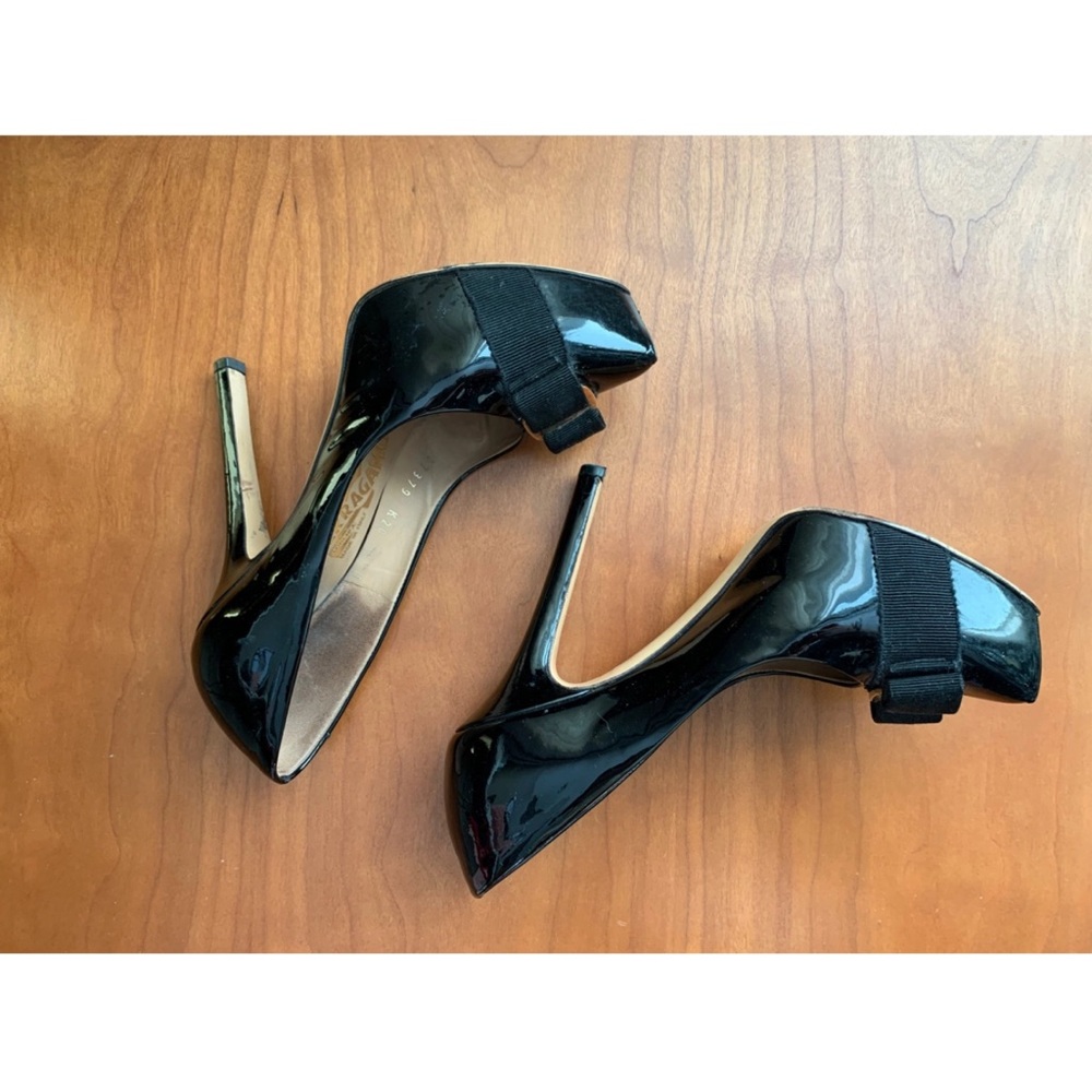 Salvatore Ferragamo Black Patent Leather Heels with Gold Bow - Picture 6 of 7